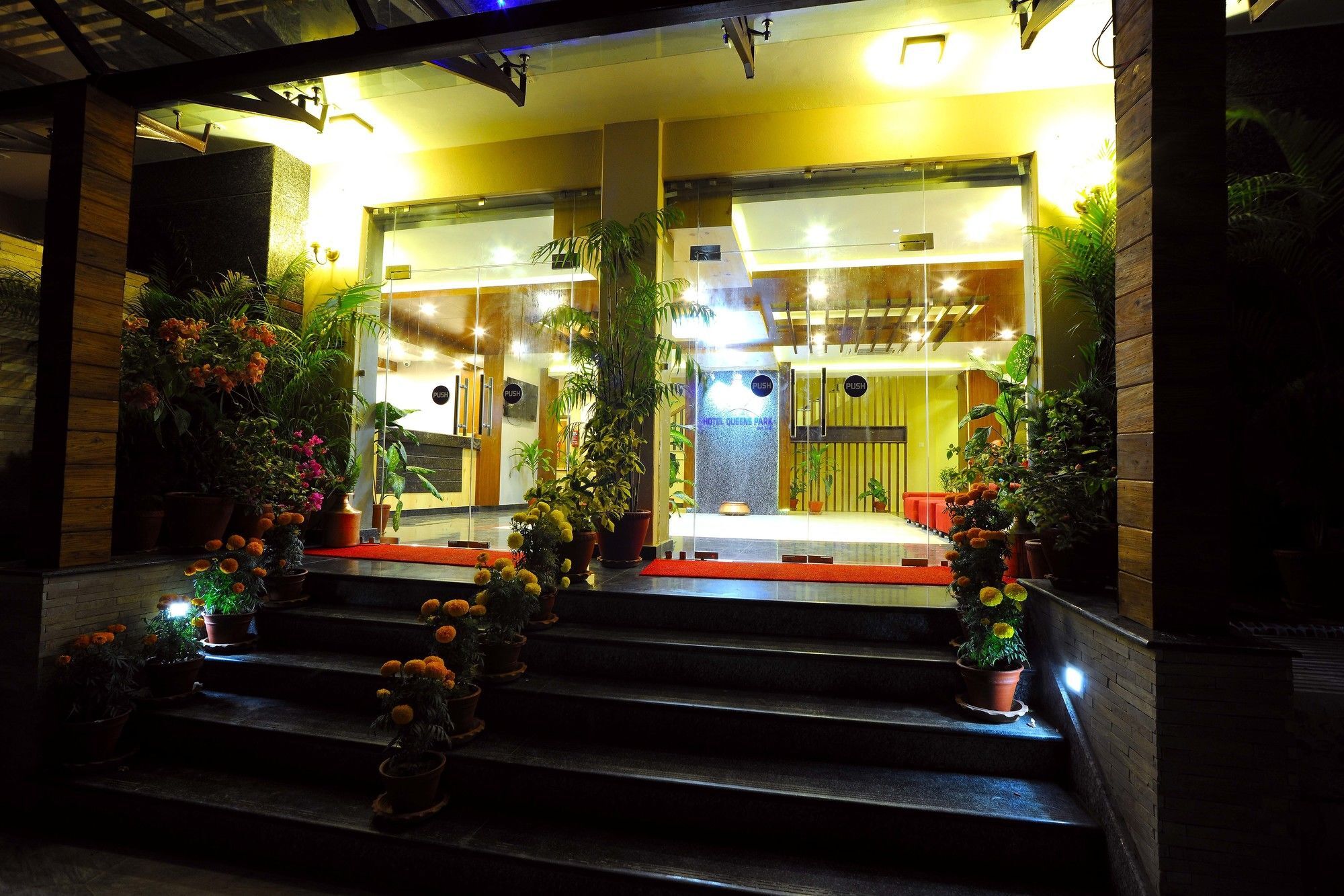 Hotel Queens Park Pokhara Luaran gambar