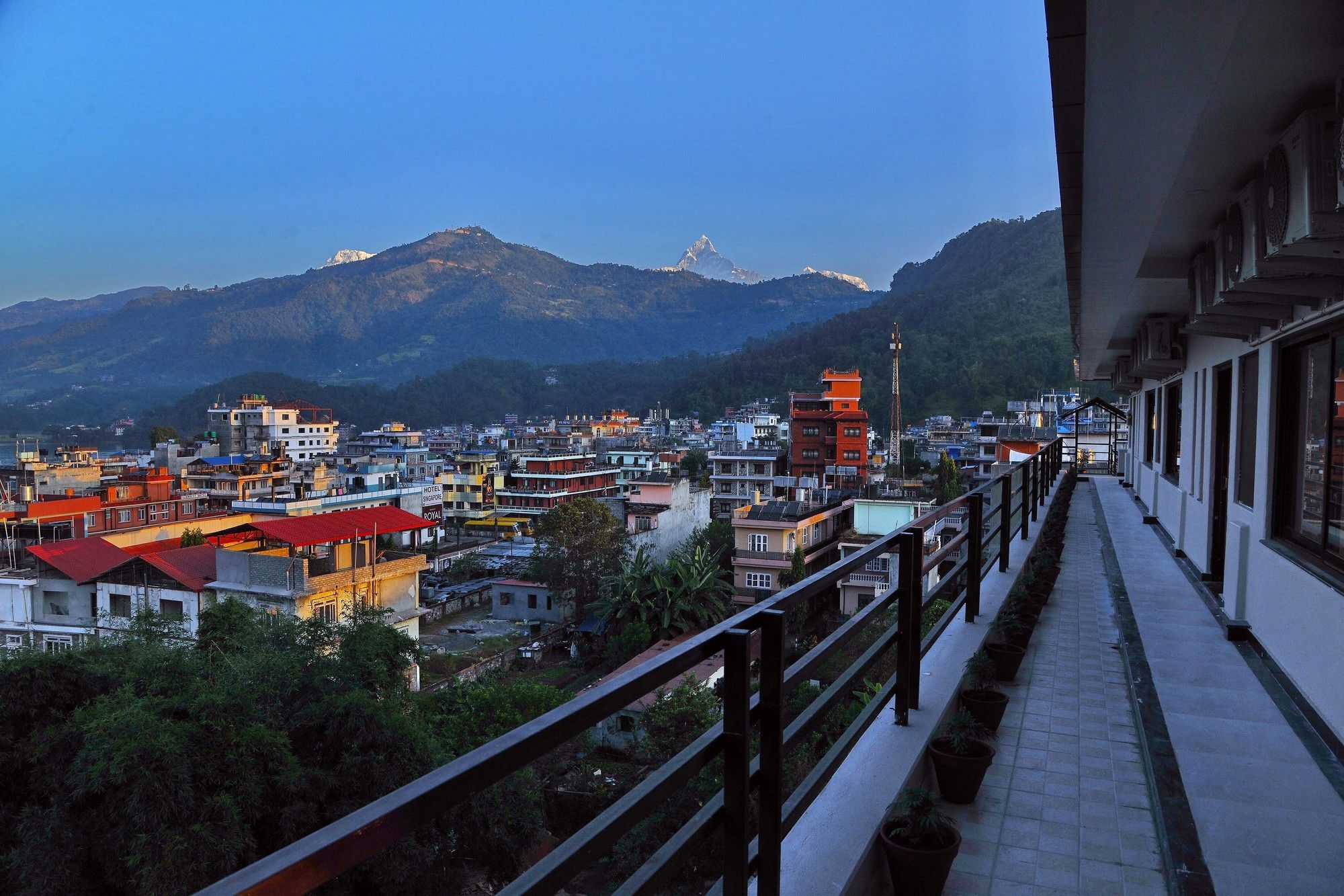 Hotel Queens Park Pokhara Luaran gambar