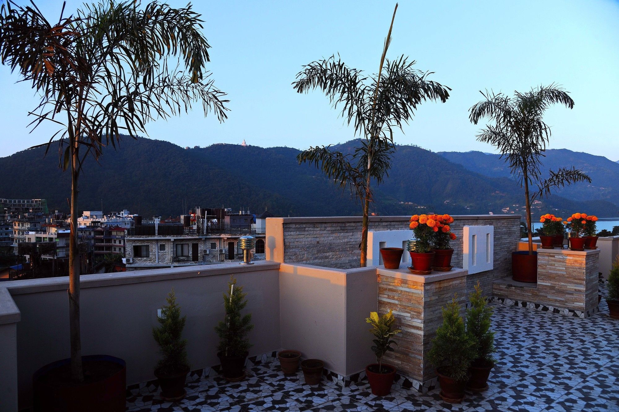 Hotel Queens Park Pokhara Luaran gambar